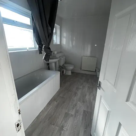 Spacious 3 Bedroom Free Parking Nyaraló Middlesbrough
